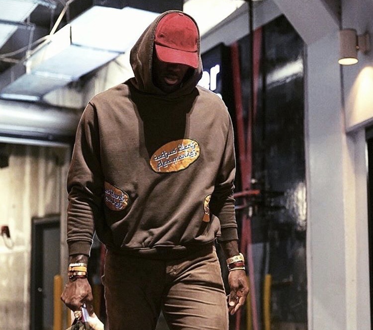 惊险一幕，马竞女足球员梅迪纳头部被膝盖撞到后失去意识（惊魂瞬间：马竞女足球员梅迪纳头部遭膝撞后当场失去意识）