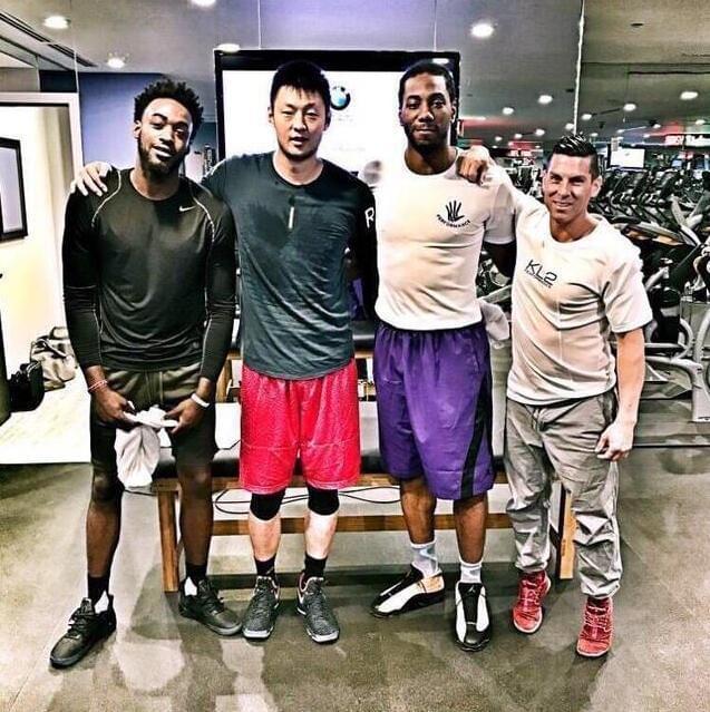 记者：莱万有一种几乎疯狂的求胜欲，他与哈维成了更衣室对手（记者：莱万胜欲近乎疯狂，与哈维在更衣室已成对立面）