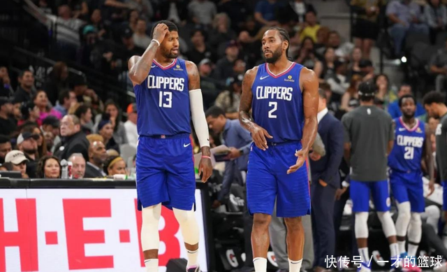 梦幻联动！T1四人组造访拜仁主场，领取印有自己名字的拜仁队服（梦幻合作！T1四将做客拜仁主场，获赠印有姓名的拜仁战袍）