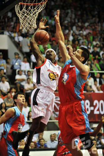 如今足坛的老队友相聚：（足坛昔日队友再度相会：）