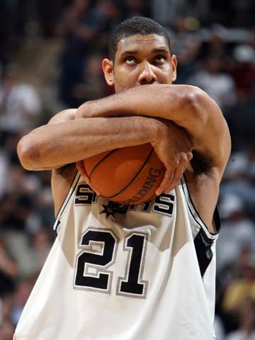 体操新星斩获五金 赛艇健儿破浪夺魁“东莞飞人”卫冕落泪（体操新秀豪取五金 赛艇桨手乘风折桂“东莞飞人”卫冕泪洒赛场）