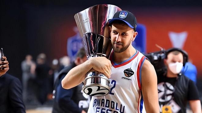 萨林杰成水货？广东三小外援太强势，杜锋缺一个“黑又硬”中锋！（萨林杰被打回原形？广东三小外援强势，杜锋亟需一名强硬中锋）