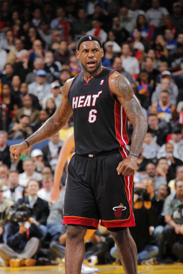 足球报：梅州客家经济困难无法妥善解决，也没总经理主持局面（足球报：梅州客家财务困境未能有效化解，总经理缺位无人主事）