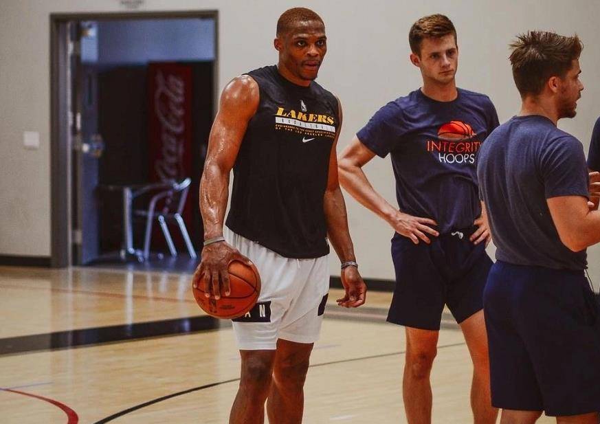 首节哑火随后迅速调整，里夫斯背靠背两战轰下80分（首节低迷迅速回暖，里夫斯背靠背两场砍下80分）