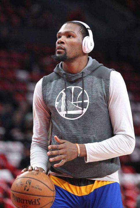 开场4分钟破门，莱万打入巴萨回归诺坎普的首粒进球（莱万回诺坎普首球，开场4分钟为巴萨先拔头筹）