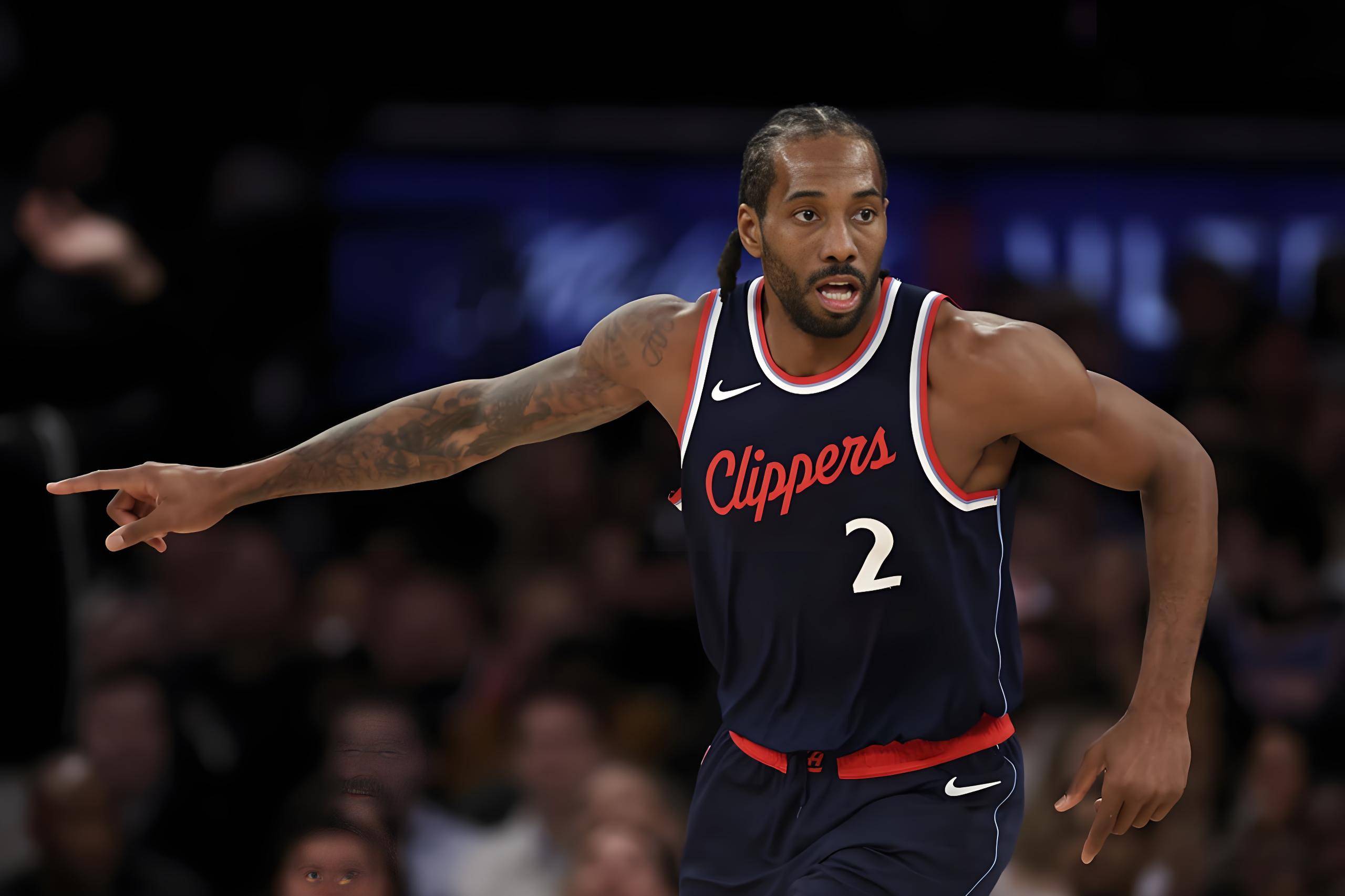 西足协前主席鲁比亚莱斯在发布会被扔鸡蛋，试图回击但被拦住（西足协前主席鲁比亚莱斯发布会上遭掷鸡蛋，欲回击被制止）